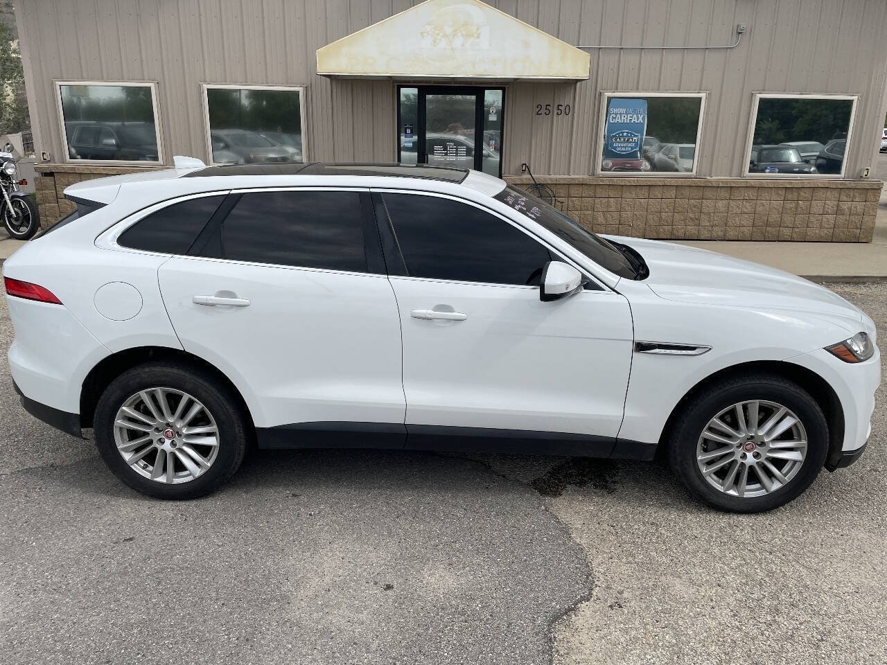 Used 2017 Jaguar F-PACE Prestige AWD/4WD image 2