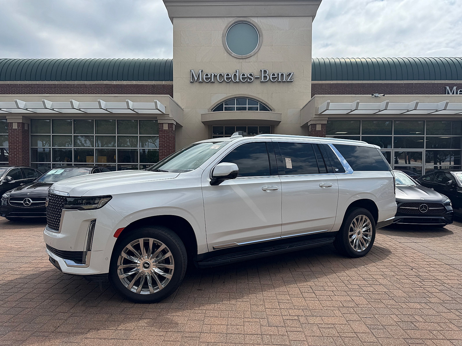Used 2023 Cadillac Escalade ESV Premium Luxury RWD image 1