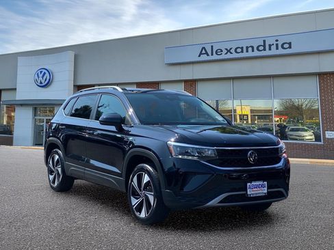 Used 2024 Volkswagen Taos SE AWD/4WD image 1