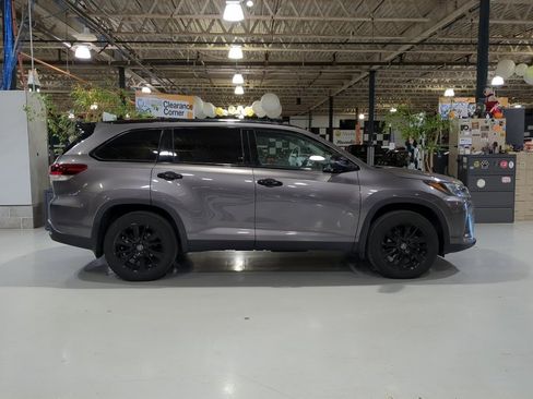 Used 2019 Toyota Highlander SE w/ Nightshade Edition image 6