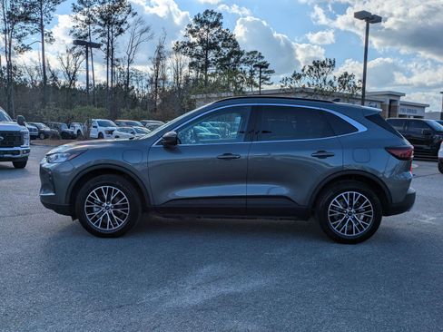 Certified 2025 Ford Escape SE image 8