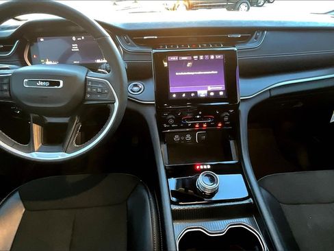 Used 2025 Jeep Grand Cherokee L Altitude image 15