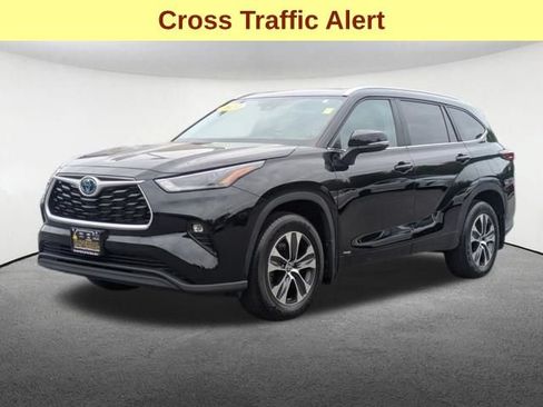 Used 2024 Toyota Highlander XLE AWD/4WD image 10