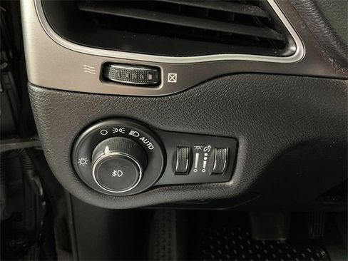 Used 2020 Jeep Cherokee Latitude Plus w/ Cold Weather Group image 25