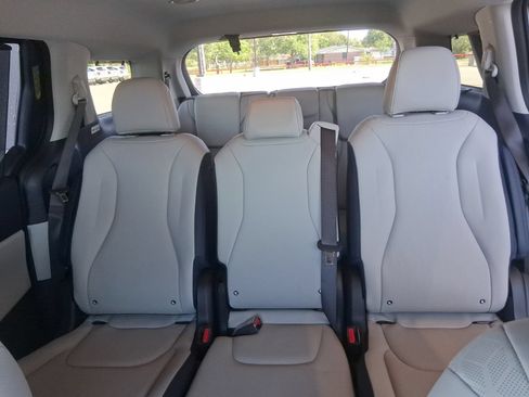 New 2026 Kia Carnival EX FWD image 23