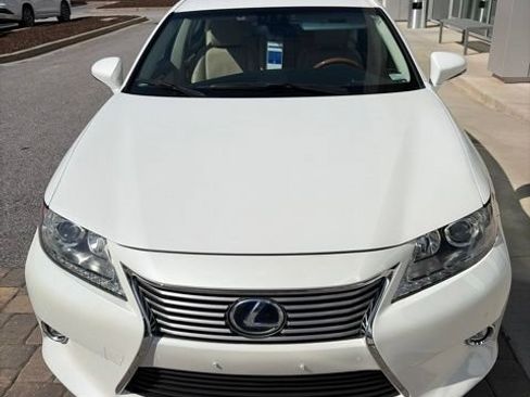 Used 2014 Lexus ES 300h w/ Luxury Package w/Bamboo Trim FWD image 2