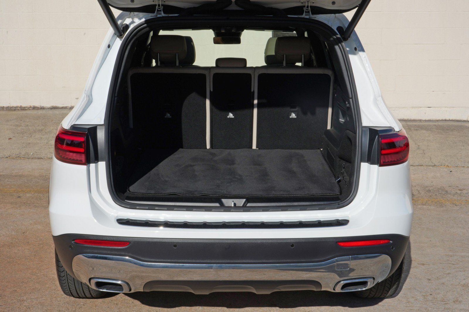 Used 2024 Mercedes-Benz GLB 250 w/ Exclusive Package image 9
