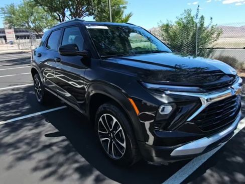 Used 2025 Chevrolet TrailBlazer LT AWD/4WD image 2