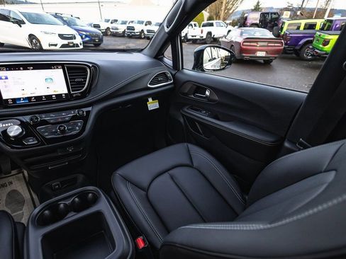 New 2026 Chrysler Pacifica Select image 23