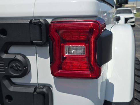 Used 2021 Jeep Wrangler Unlimited Rubicon AWD/4WD image 8