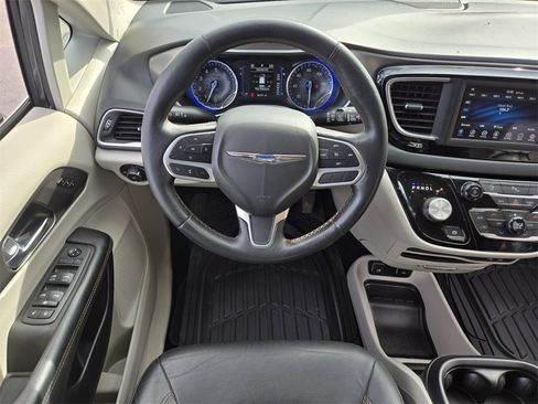Used 2020 Chrysler Pacifica Touring-L image 14