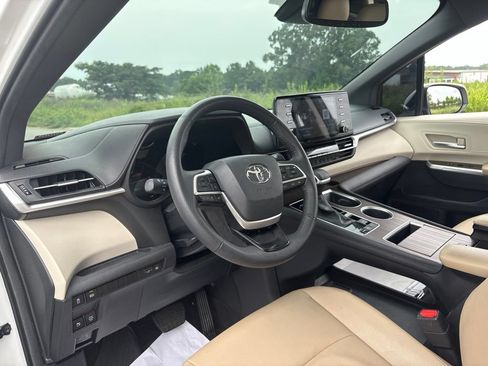 Used 2024 Toyota Sienna XLE FWD image 14