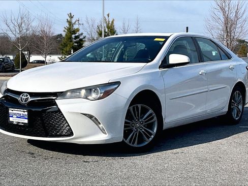 Used 2017 Toyota Camry image 3