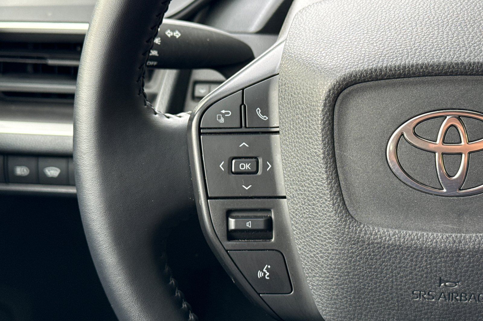 Used 2025 Toyota Prius LE FWD image 28