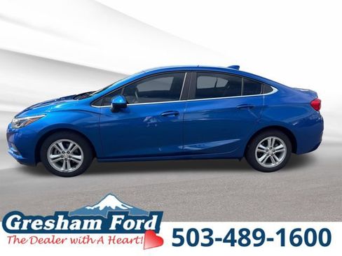 Used 2017 Chevrolet Cruze LT FWD image 2