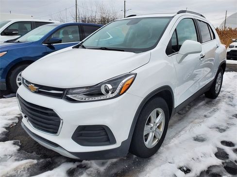 Used 2020 Chevrolet Trax LT w/ Sun & Sound Package image 2