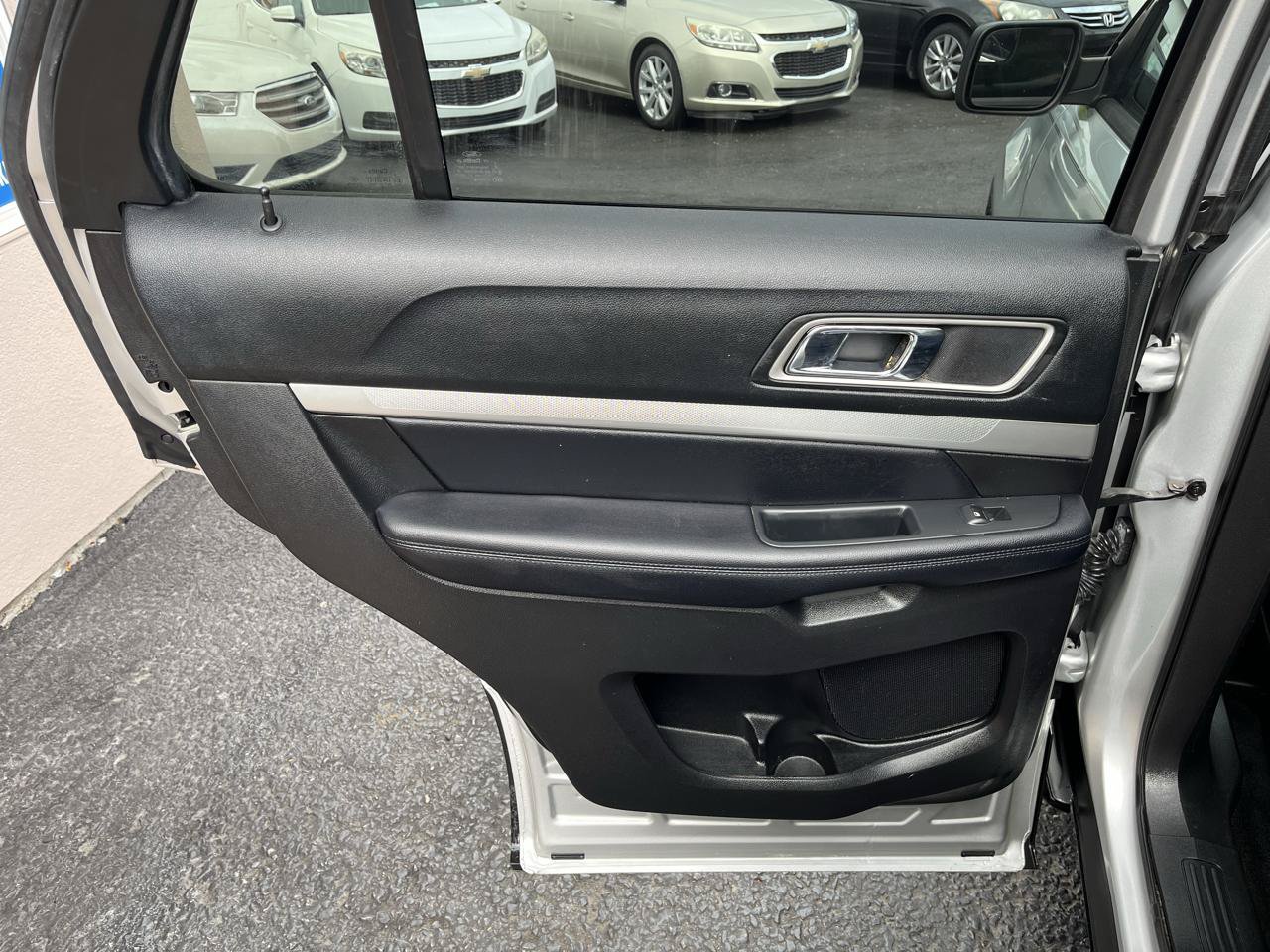 Used 2017 Ford Explorer XLT w/ Equipment Group 201A AWD/4WD image 25