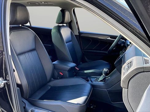 Used 2022 Volkswagen Tiguan SE w/ Panoramic Sunroof Package FWD image 23