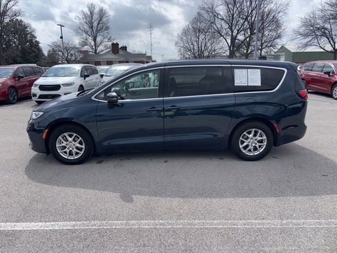 Used 2023 Chrysler Pacifica Touring-L image 2