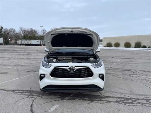 Used 2023 Toyota Highlander XLE image 16