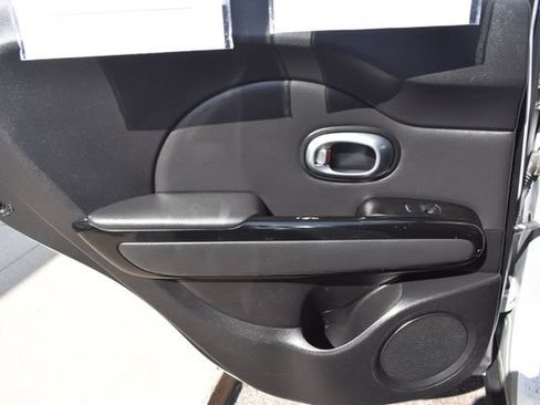 Used 2014 Kia Soul ! FWD image 28