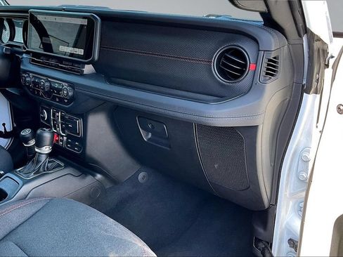 Certified 2025 Jeep Wrangler Unlimited Rubicon w/ Convenience Group AWD/4WD image 17
