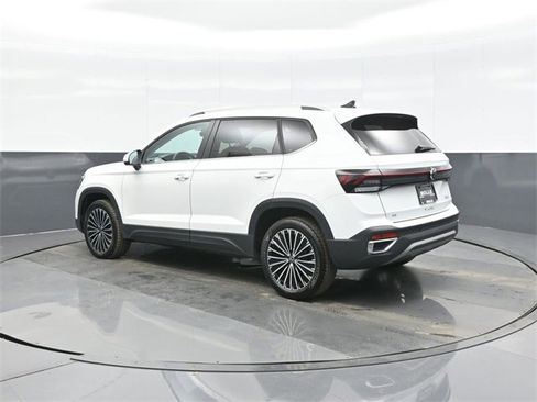 Certified 2025 Volkswagen Taos SE image 5