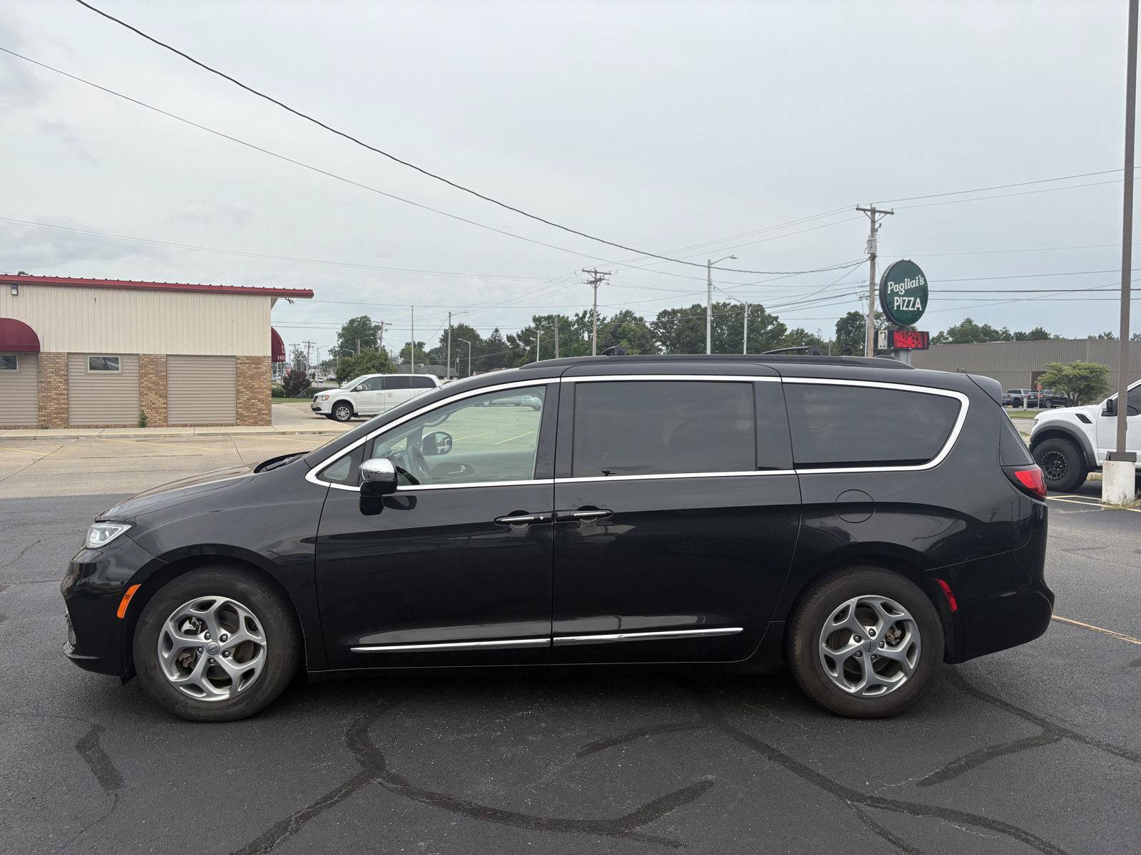 Used 2023 Chrysler Pacifica Limited FWD image 24