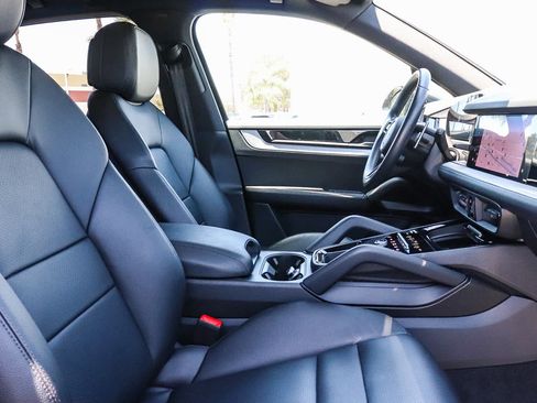 Used 2024 Porsche Cayenne AWD/4WD image 27