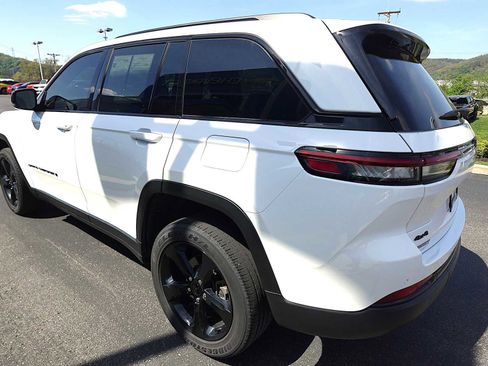 Used 2023 Jeep Grand Cherokee Altitude AWD/4WD image 5