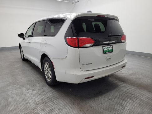 Used 2022 Chrysler Voyager LX image 5