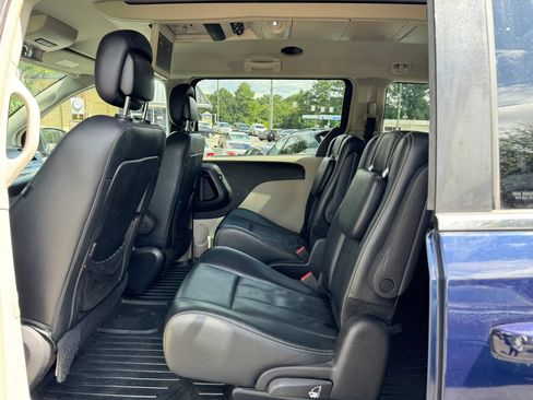 Used 2016 Chrysler Town & Country Touring FWD image 25