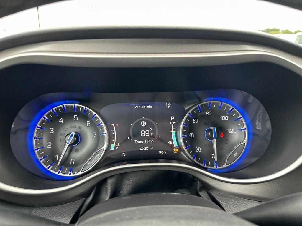 Used 2023 Chrysler Pacifica Touring-L FWD image 18