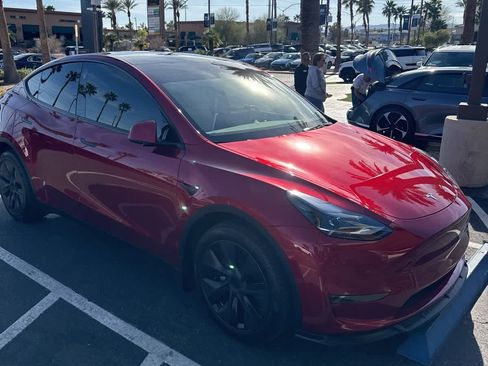 Used 2024 Tesla Model Y Long Range image 3