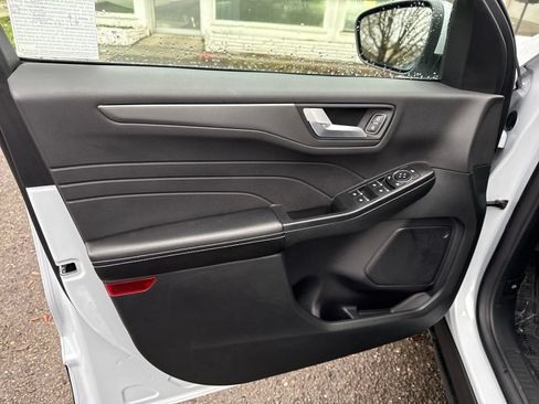 Used 2025 Ford Escape SE FWD image 11