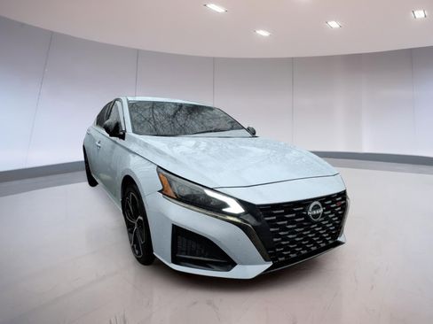 Used 2023 Nissan Altima 2.5 SR image 1