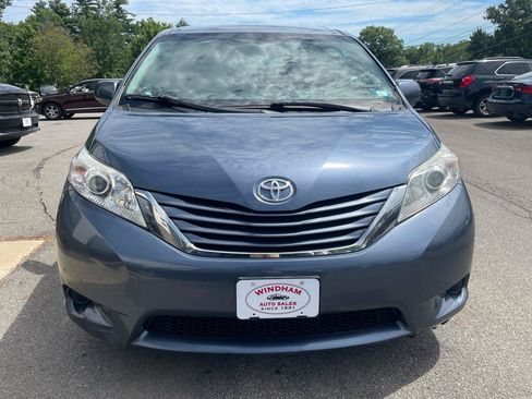 Used 2017 Toyota Sienna LE FWD image 2