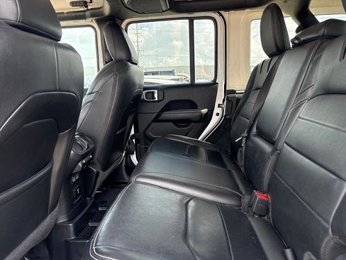 Used 2022 Jeep Wrangler Unlimited Sahara image 12