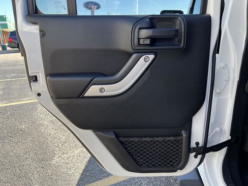 Used 2018 Jeep Wrangler Unlimited Sahara w/ Max Tow Package image 17