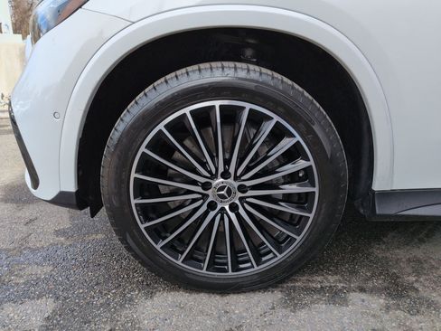 Used 2024 Mercedes-Benz GLC 300 4MATIC image 11