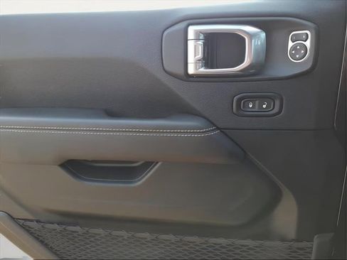 Used 2021 Jeep Gladiator Overland image 18