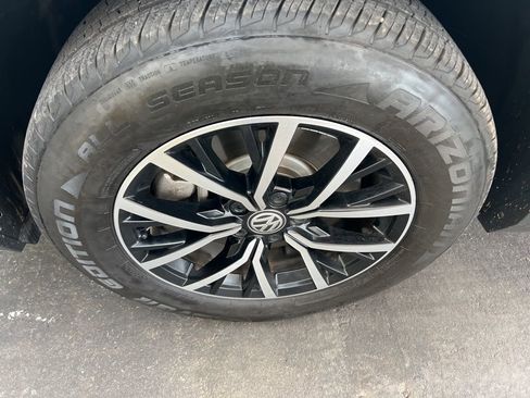 Used 2021 Volkswagen Tiguan SE w/ Panoramic Sunroof Package image 31