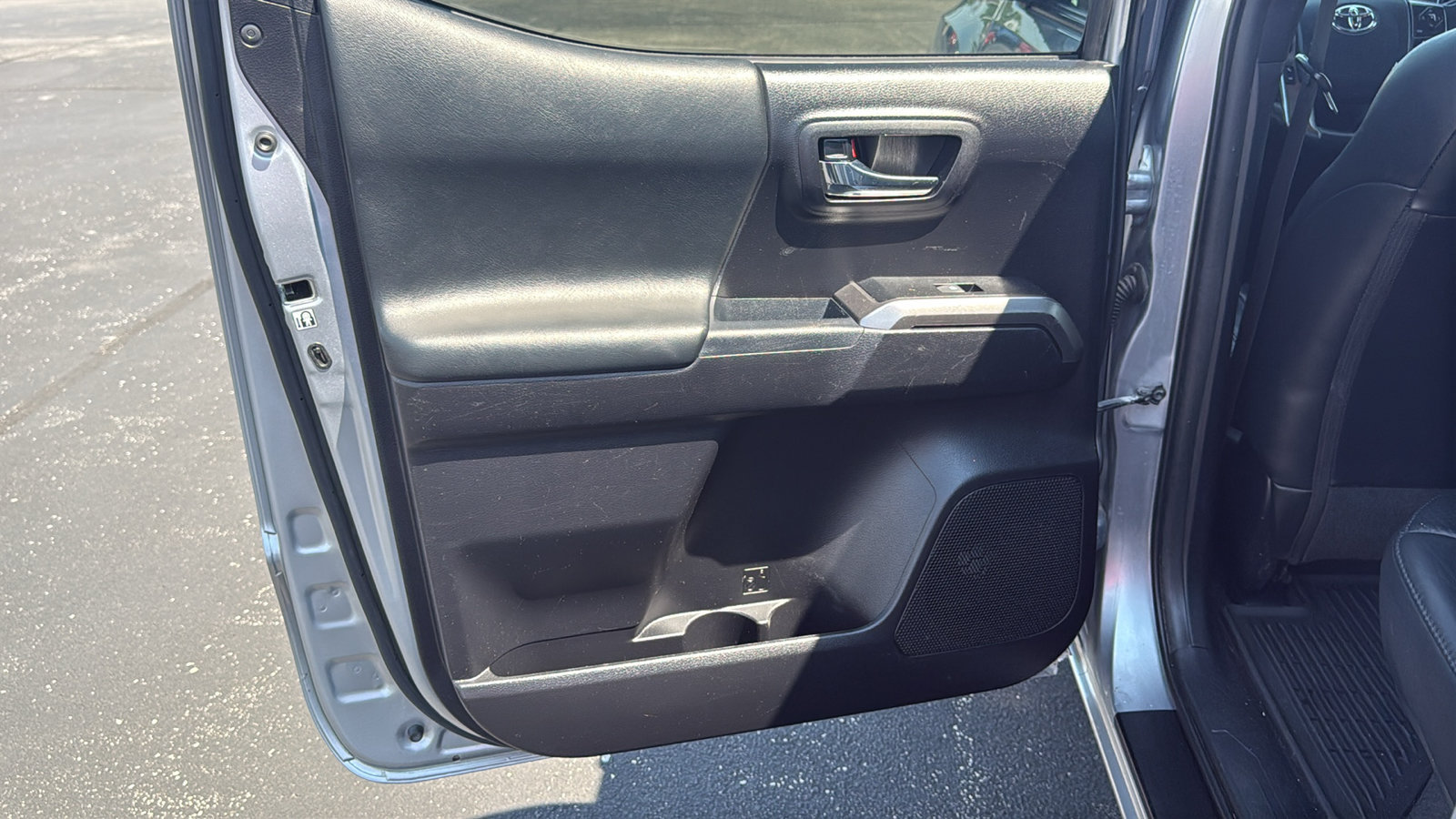 Used 2019 Toyota Tacoma Limited AWD/4WD image 17