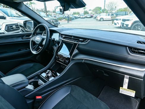 New 2025 Jeep Grand Cherokee Altitude image 24