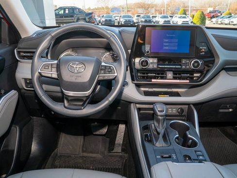 Certified 2025 Toyota Highlander XLE image 8