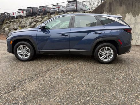 Used 2025 Hyundai Tucson SE image 2