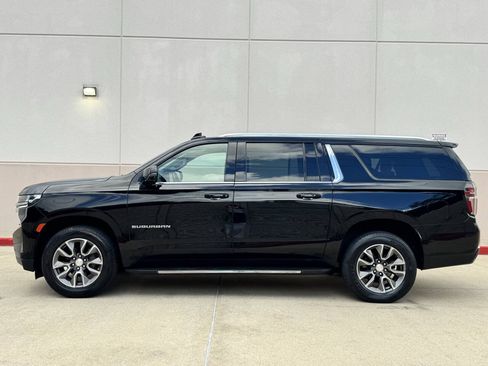 Used 2022 Chevrolet Suburban LT w/ Luxury Package RWD image 3