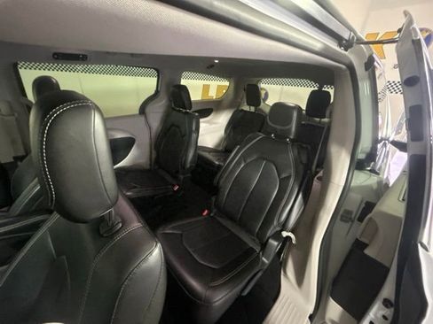 Used 2024 Chrysler Pacifica Touring-L FWD image 35