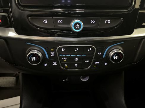 Used 2020 Chevrolet Traverse LT image 21