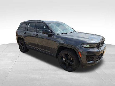 Used 2023 Jeep Grand Cherokee Altitude AWD/4WD image 3